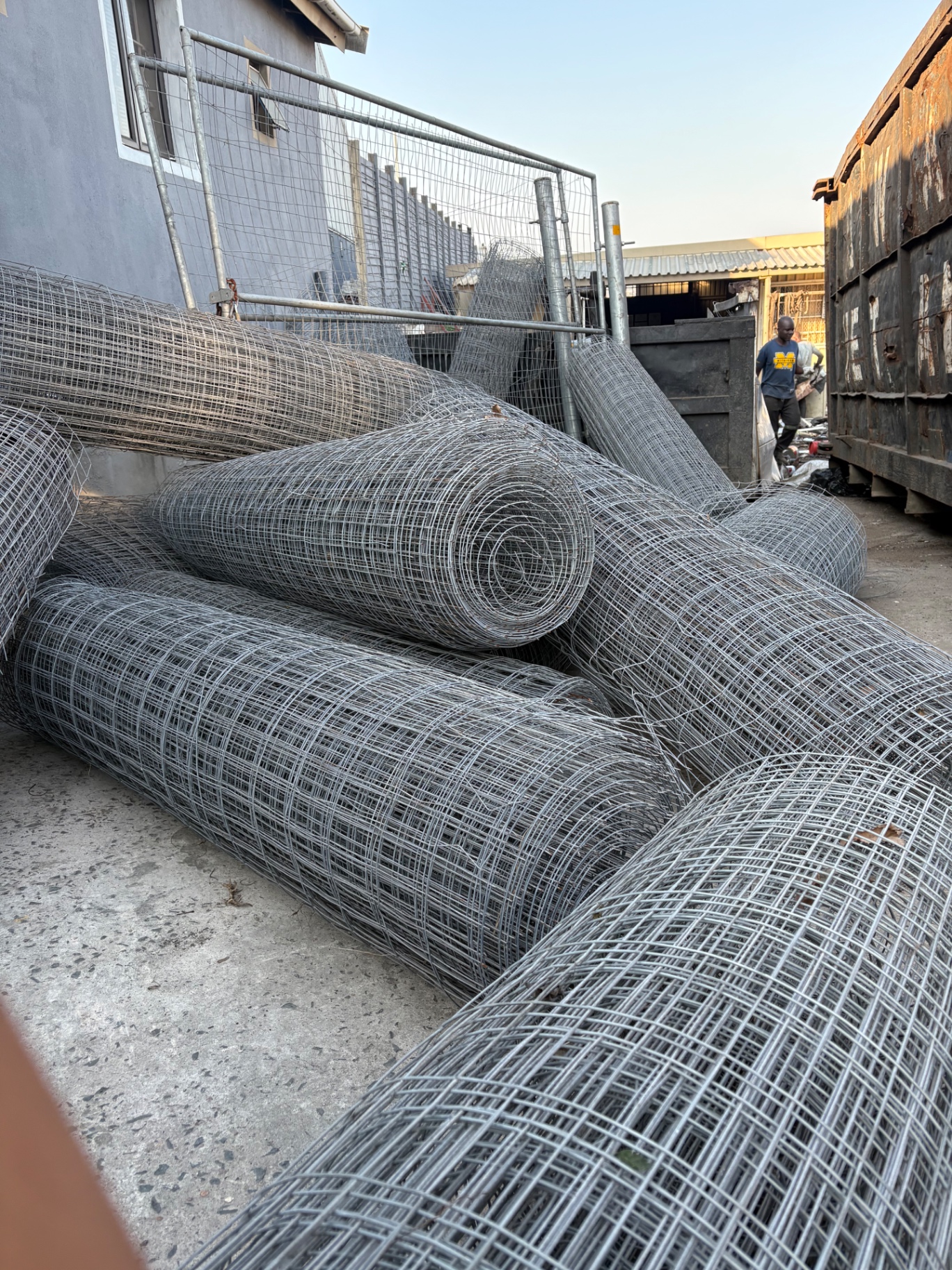 Rolls of galvanized wire mesh fencing